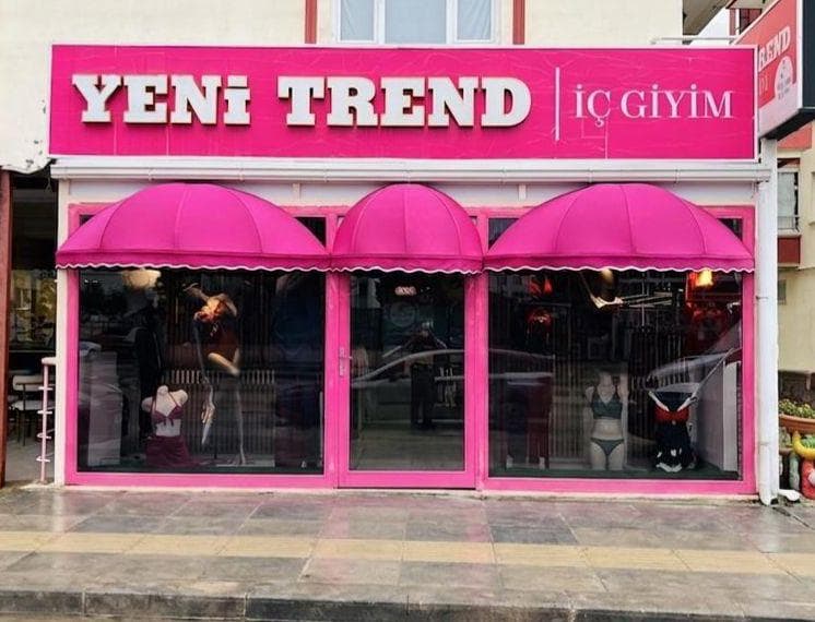 Kapı ve vitrin üstünde kavisli karpuz tente; sabit gölgelik